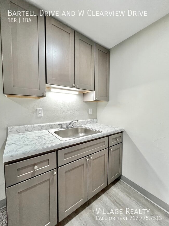 Building Photo - 51 W Clearview Dr