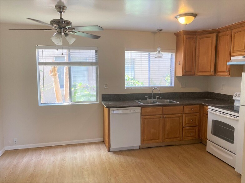 Building Photo - 973 Mission Dr