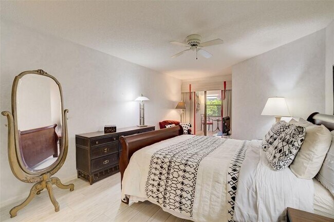 Building Photo - 5051 Pine Dr