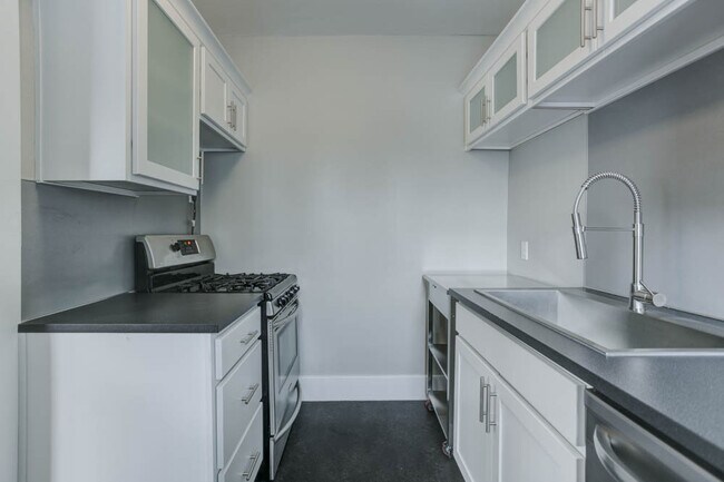 Building Photo - Nicely Renovated Top Floor Corner 1-Bed w/...