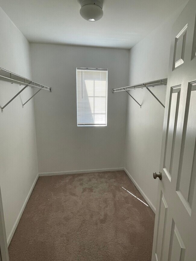 Building Photo - 541 Springbrook Trail N