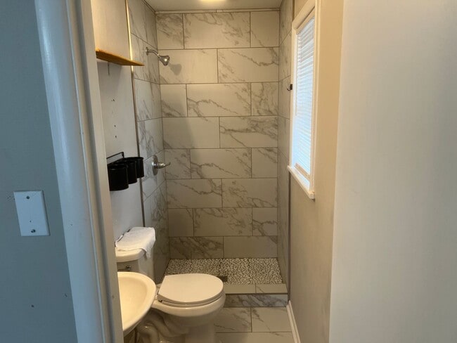 Building Photo - 3 Bed 2 Bath Home