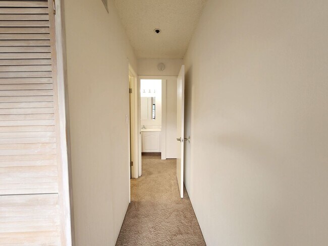 Building Photo - Tranquil Living in a Palo Alto Gem: 1-Bedroom Condo on the Third Floor with In Unit Laundry