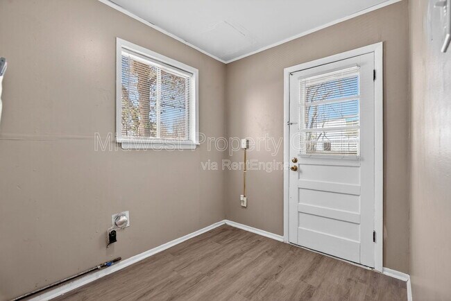 Building Photo - 8921 Higginson Ave