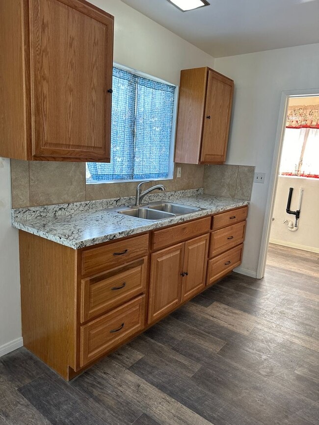Building Photo - Three bedroom, one bath, downtown Bishop