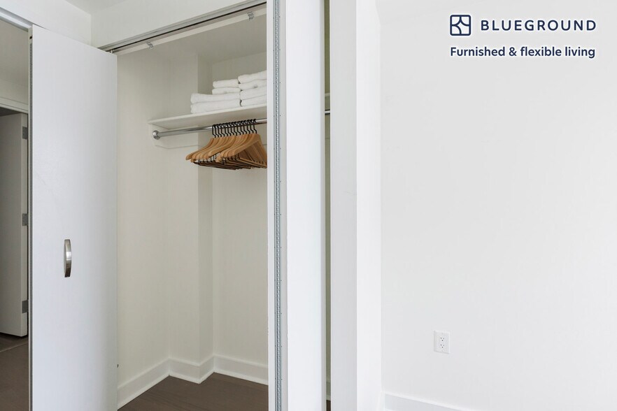 Building Photo - 450 W 42nd St