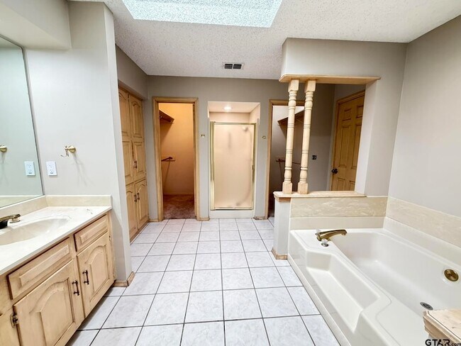 Building Photo - 2304 Deanna Ave