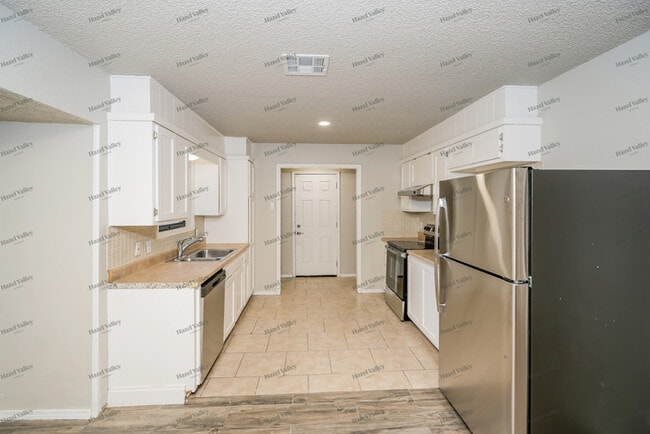 Building Photo - 13808 E 32nd Pl