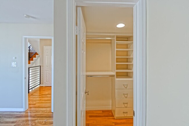 Building Photo - 4021 Crest Dr