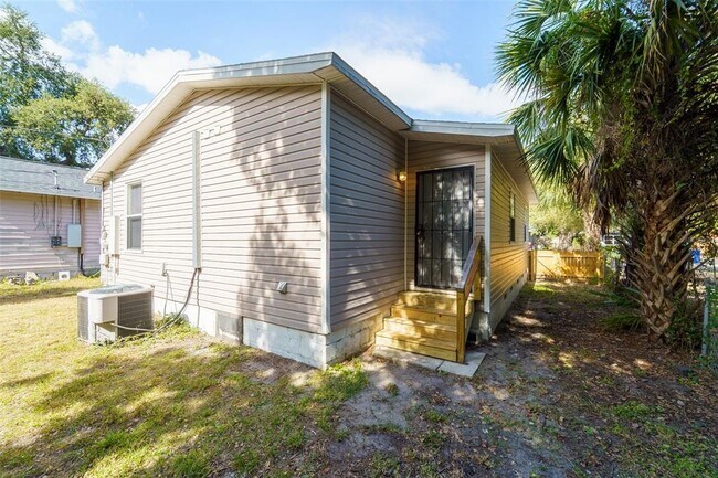 Building Photo - 2300 17th Ave S