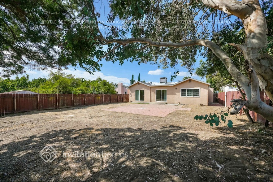 Building Photo - 2112 N Screenland Dr