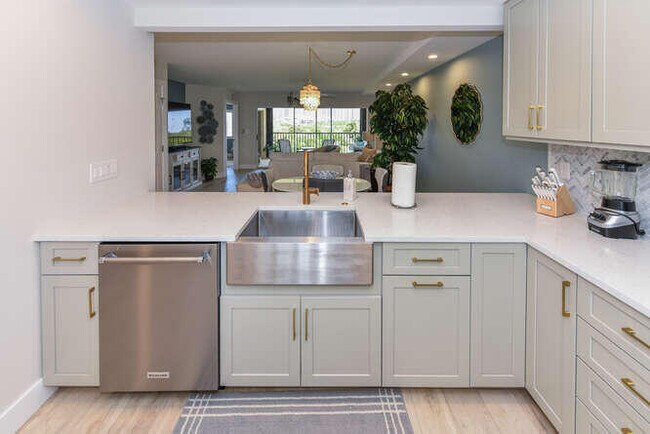 Building Photo - 275 Palm Ave