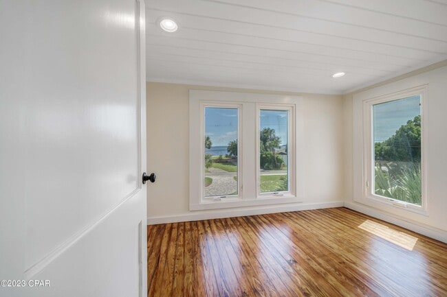 Building Photo - 2316 W Beach Dr