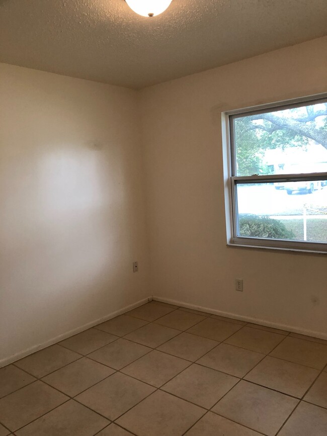 Building Photo - Large Fenced Yard | Central Air | Garage |...