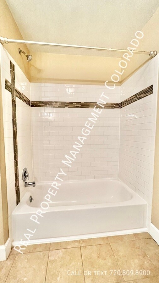 Building Photo - Freshly Updated Condo in Highline Meadows