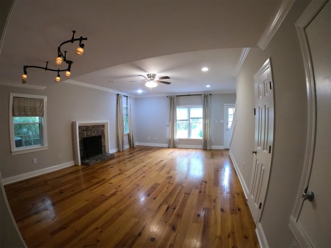Building Photo - 1235 Linden Pl