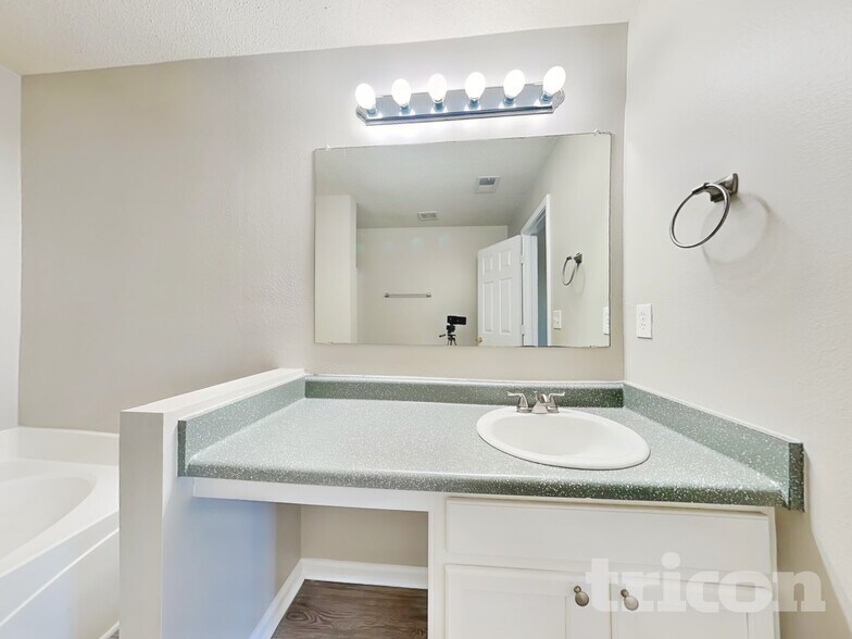 Building Photo - 7360 Old Chapel