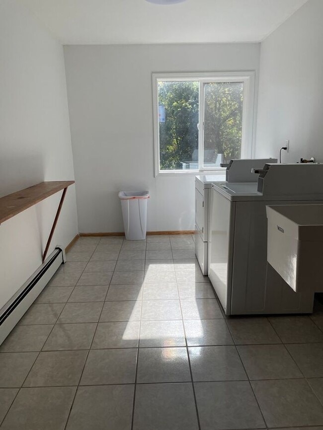 Building Photo - Main Floor, Excellent Condition, Video Wal...