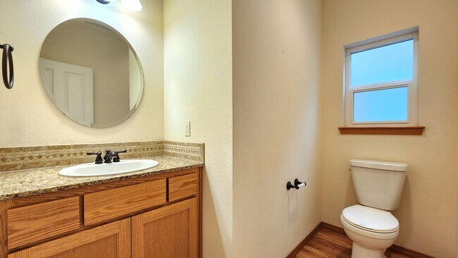 Building Photo - Home in Everett 3 Beds 2.5 bath - Pet Frie...