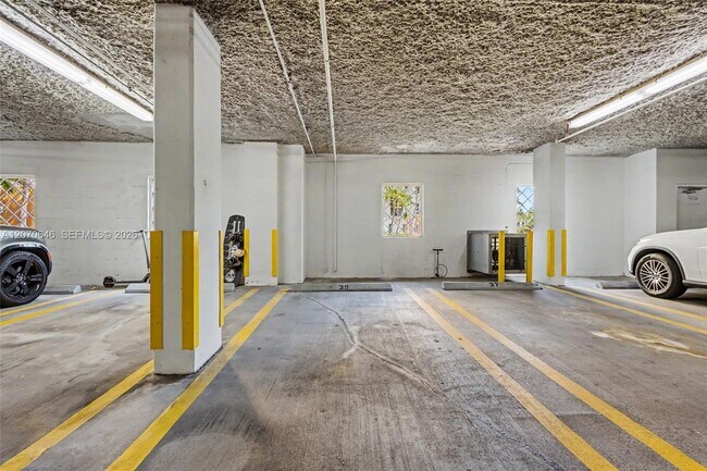 Building Photo - 731 Crandon Blvd