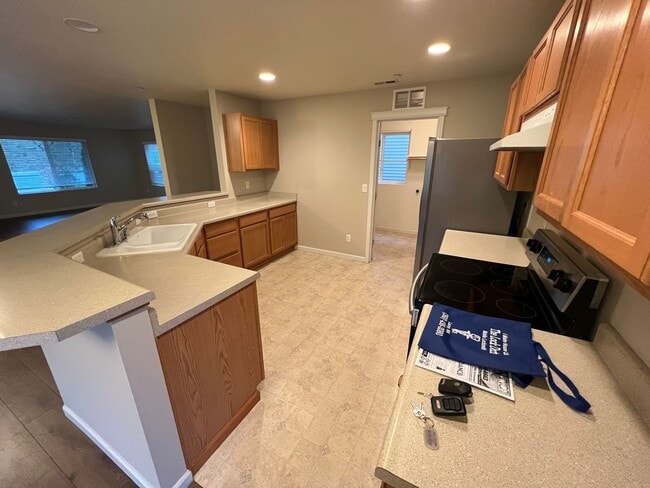 Building Photo - 3 Bedroom DuPont Home with Loft