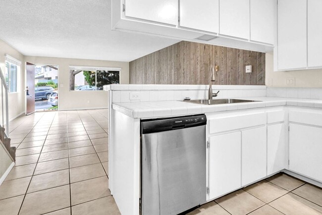 Building Photo - Great Three bedroom in UTC!  Available now!