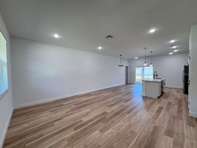 Building Photo - 8419 N Saxon Way
