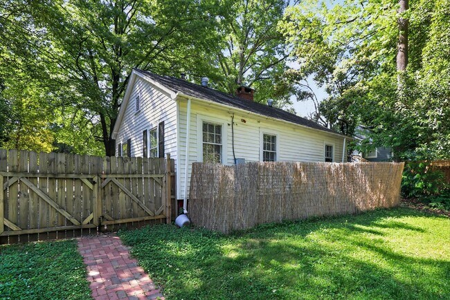 Building Photo - Charming 2BR Home Near Uptown Charlotte