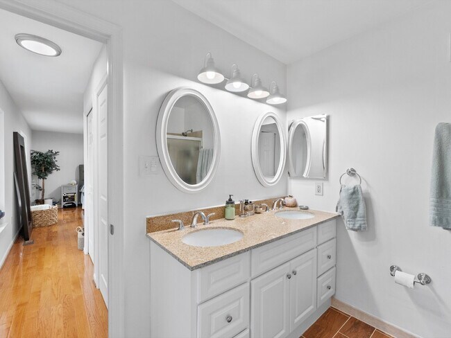Building Photo - "Spacious 4-Bed Oasis with Scenic Views an...