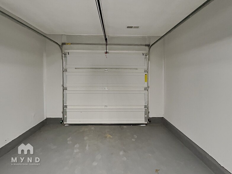 Building Photo - 5607 Maple Tree Dr