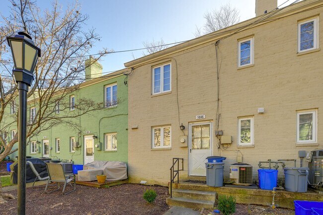 Building Photo - Well Maintained 3BR/2.5BA Home in Silver Spring