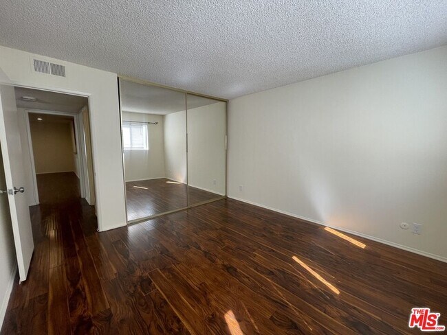 Building Photo - 5330 Zelzah Ave