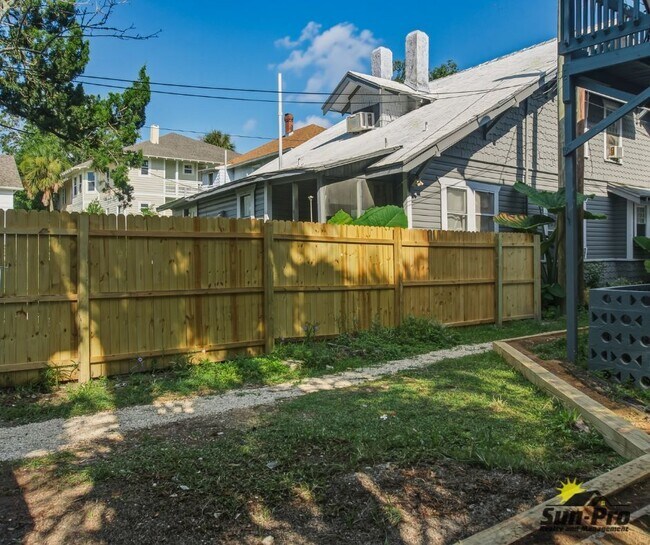 Building Photo - 215 Live Oak Ave
