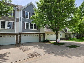Building Photo - 2-Bedroom, 2.5-Bath Urbandale Townhome with 2-Car Garage & Deck