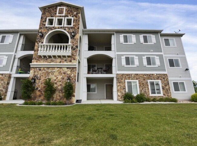 Building Photo - 1823 N Crest Rd