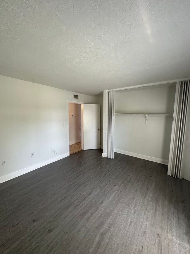 Building Photo - Kenwood