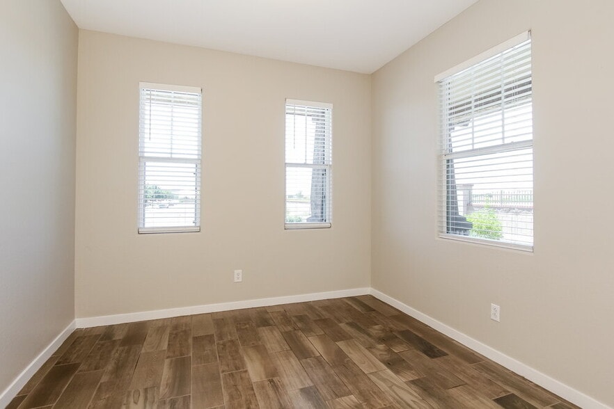 Building Photo - 2664 S Santa Rita