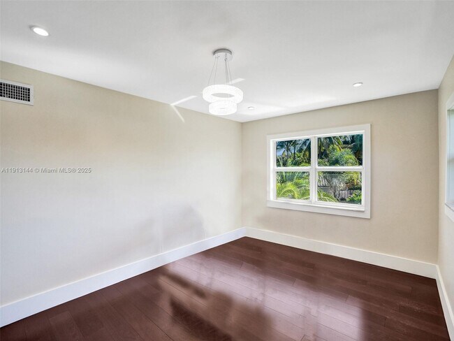 Building Photo - 2421 NE 7th Pl