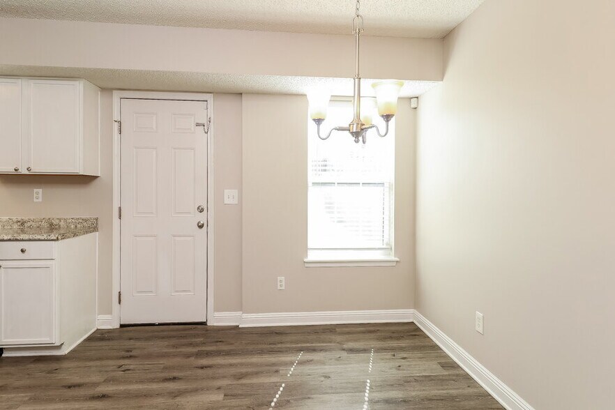 Building Photo - 916 Clover Gap Dr