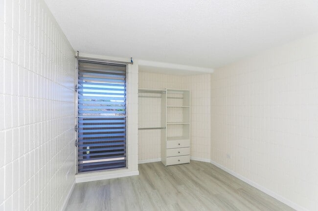 Building Photo - Sunset Lakeview - Fully renovated 3 bedroom, 2 bath on lower floor comes with tandem parking for ...