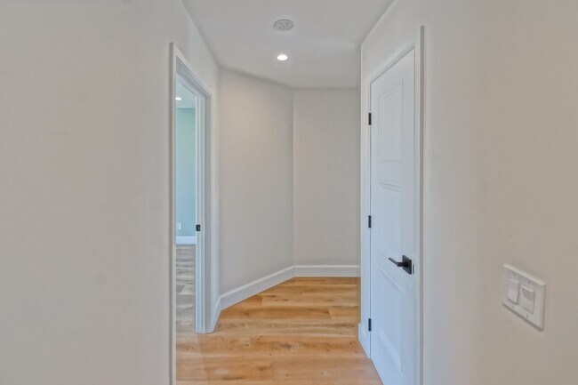 Building Photo - 14 Aries Ct