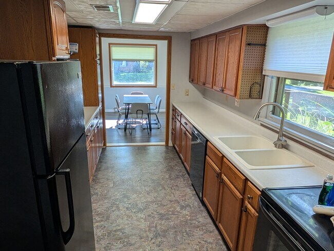 Building Photo - 926 Cedar Dr