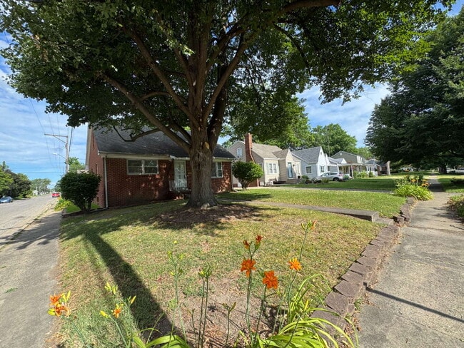 Building Photo - SPACE, CHARM & FLEXIBILITY — ALL IN ONE 3 BED, 1 BATH HOME!