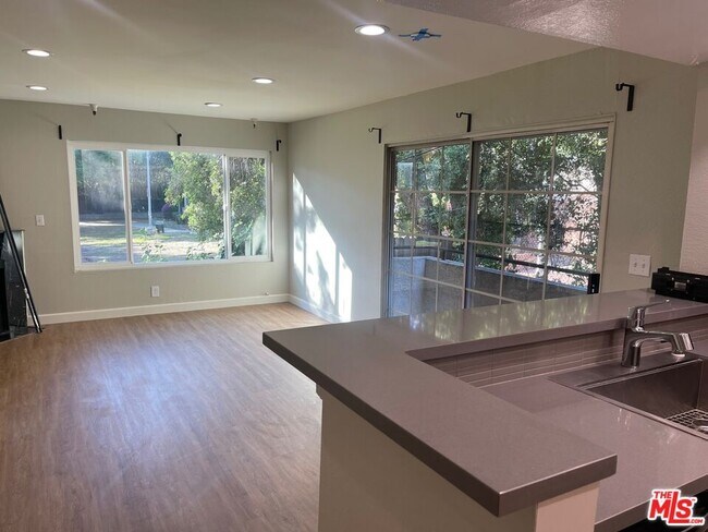 Building Photo - 7327 Willoughby Ave