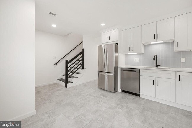 Building Photo - 14874 Emberdale Dr