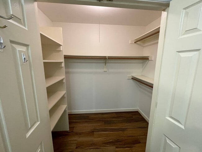 Building Photo - Large 2 Bedroom, 2.5 Bath Townhouse - Autu...