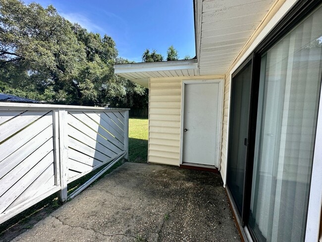 Building Photo - 2 Bedroom 1 Bath Available with Water, Tra...