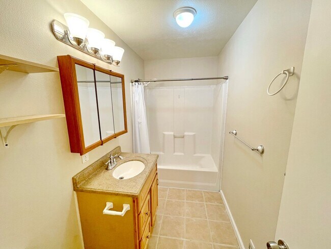 Building Photo - 3 Bed 1 Bath Unfurnished house in the Heart of Kihei - 1 year minimum available long term.