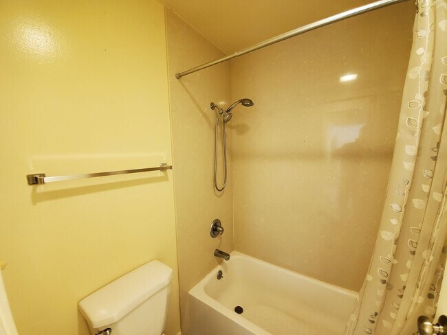 Building Photo - Southern Facing  1bd/ 1 bth apartment!