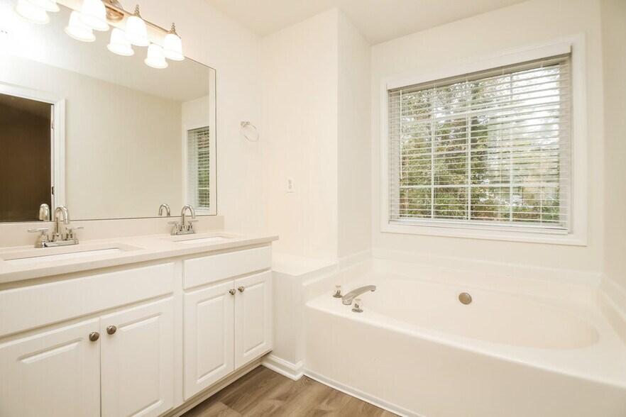 Building Photo - 341 Oak Vista Ct